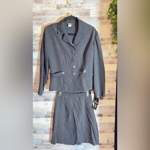NWT! Spago 2PC. Set Suit (Blazer Sz. 12 & Skirt Sz. 10) Has A Tiny Flaws➡️